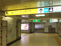 改札を出たら左手の出口1からエスカレーターで地上に出ます。