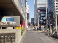 エスカレーターを降りたら目の前の大通りを左手に進みます。スギ薬局・TULLY'S COFFEEの看板が見える方向です。
