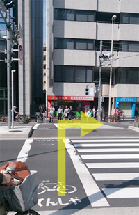 大通り（青梅街道）に出るので、信号を渡り、右に曲がります。