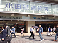 新宿駅西口を出て右に進みます。
